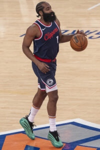 Fotografía de archivo de James Harden, quien este domingo, según versiones periodísticas, renovará con Los Angeles Clippers por dos años y 81,5 millones de dólares. EFE/ Angel Colmenares