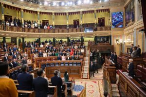 Imagen de archivo ( 06/05/2025) del minuto de silencio por las últimas víctimas de violencia machista antes del inicio de la sesión plenaria del Congreso de los Diputados en Madrid. EFE/ Fernando Villar