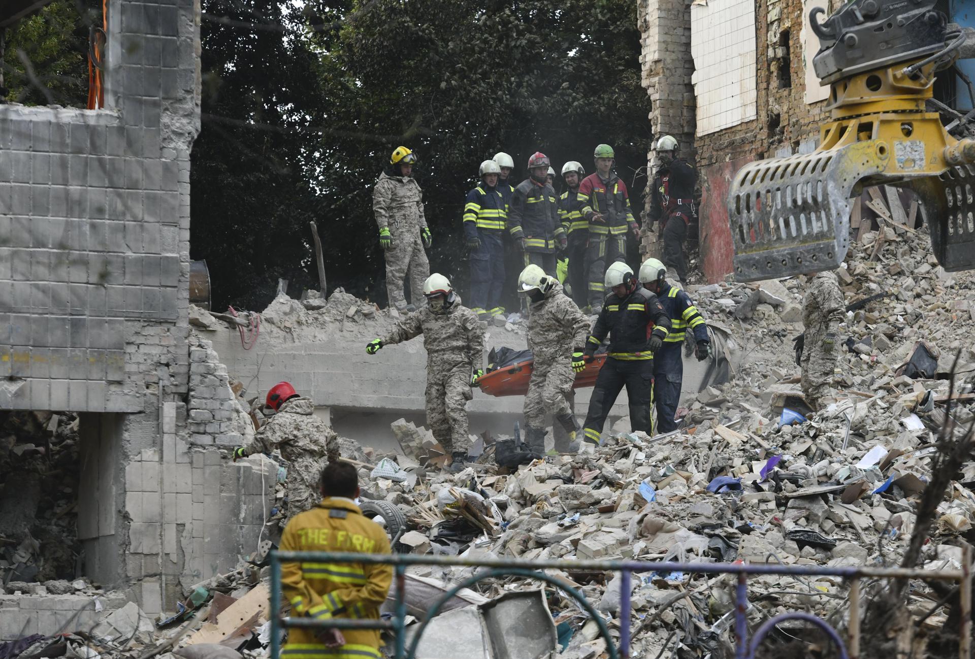 KYIV (Ukraine), 17/06/2025.- Ukrainian rescuers carry the body of a victim at the site of an overnight airstrike on a nine-storey residential building in Kyiv, Ukraine, 17 June 2025, amid the Russian invasion. At least 15 people were killed and 139 others injured after an overnight combined attack, according to the Minister of Internal Affairs, Ihor Klymenko. (Rusia, Ucrania, Kiev) EFE/EPA/MAXYM MARUSENKO