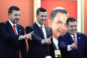 El presidente de Paraguay, Santiago Peña (c), junto al vicepresidente de Paraguay, Pedro Alliana (i), y el presidente de la Asociación Nacional Republicana, Horacio Cartes, posan durante una sesión ordinaria del Partido Colorado este miércoles, en Asunción (Paraguay). EFE/ Juan Pablo Pino