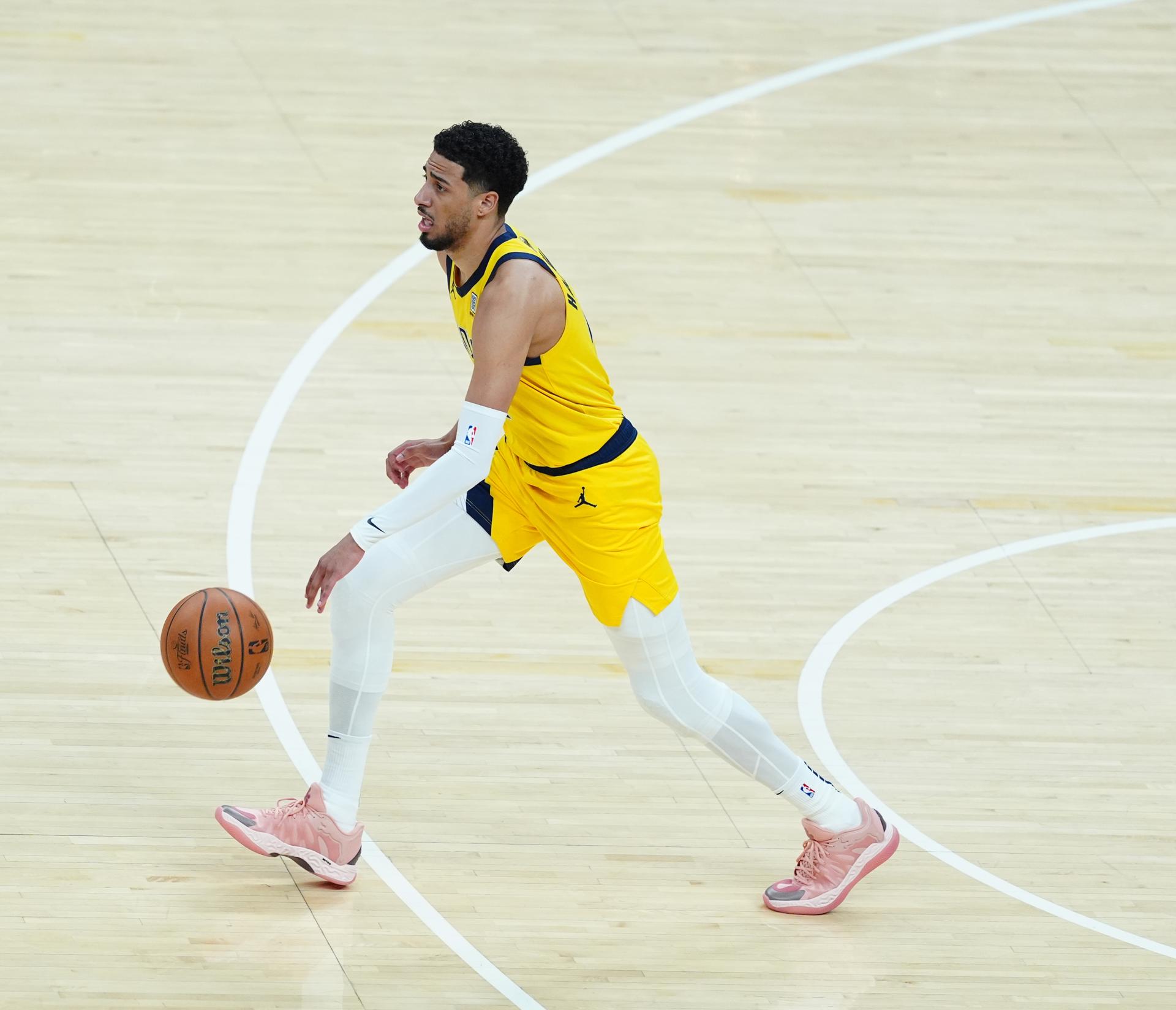 Tyrese Haliburton, de los Pacers, durante el sexto juego de las Finales de la NBA en Indianápolis. EFE/EPA/BRIAN SPURLOCK