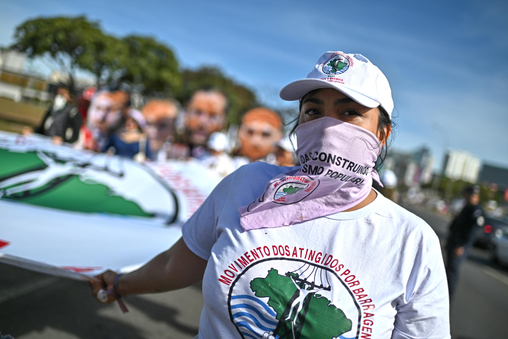 Personas participan en una manifestación una manifestación por el Día del Medio Ambiente y contra el proyecto de ley "de la devastación" que propone cambios al sistema de licencias ambientales en la Explanada de los Ministerios, este jueves, en Brasilia (Brasil). EFE/Andre Borges