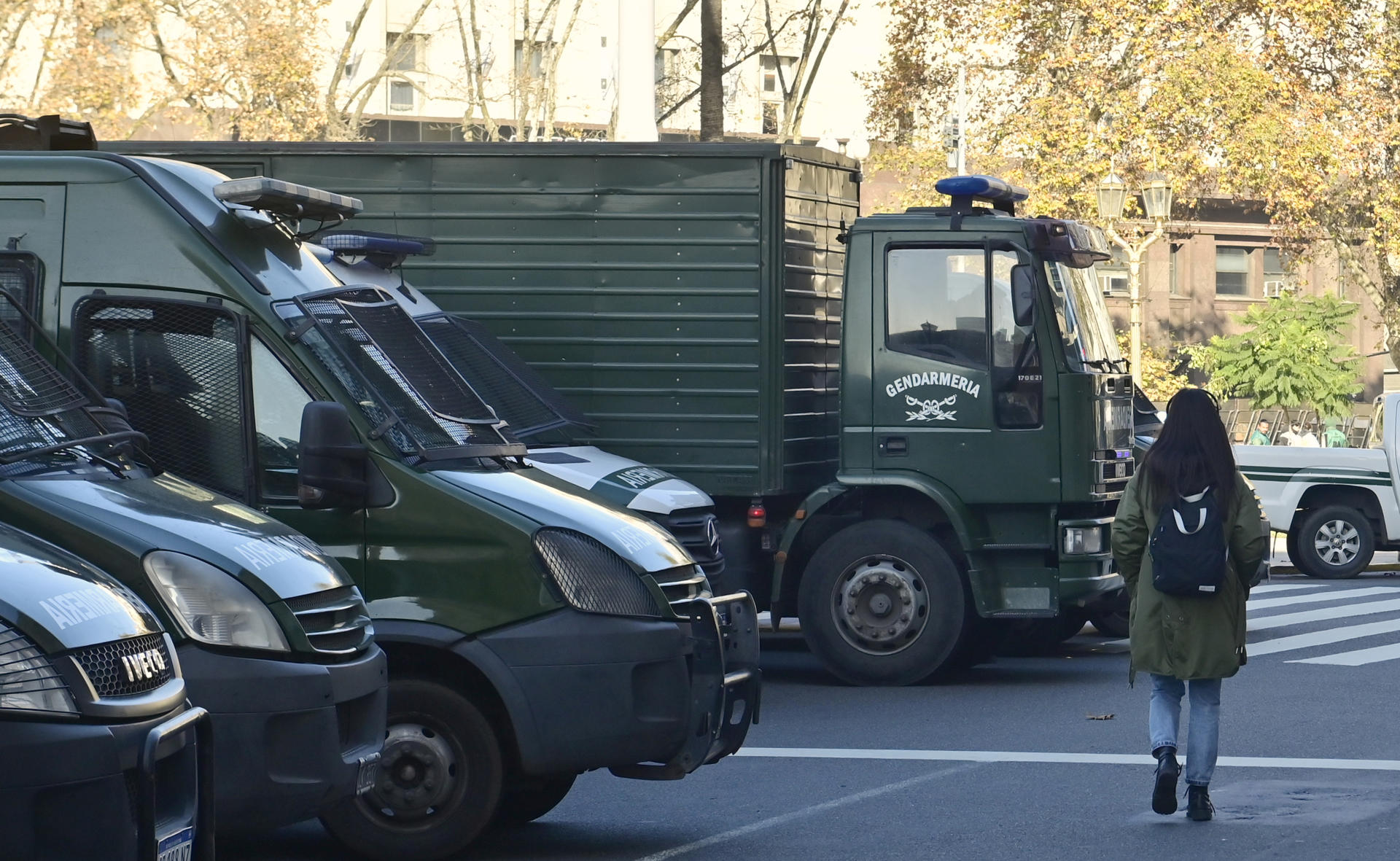 Vehículos de la Gendarmería Nacional Argentina (GNA), permanecen en los alrededores de la Plaza de Mayo frente a la Casa de Gobierno este miércoles en Buenos Aires (Argentina). EFE/Matías Martin Campaya