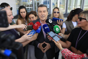 El conseller de Sanidad, Marciano Gómez, realiza declaraciones a la prensa a su llegada al 71º Congreso de Asociación Española de Pediatría (AEP) donde se presentará presenta el ‘Documento de consenso para el seguimiento de la enfermedad celíaca en niños y adolescentes’, que adapta la gestión de estos pacientes a las recomendaciones europeas para revertir la situación actual en la que uno de cada tres niños y adolescentes deja de asistir a sus revisiones, este jueves. EFE/ Kai Forsterling
