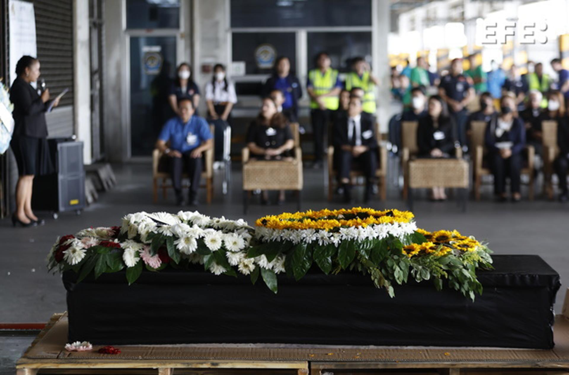 SAMUT PRAKAN (Thailand), 11/06/2025.- The coffin of Thai worker Nattapong Pinta, who was taken hostage in the Hamas-led 07 October 2023 attacks on Israel, after the body was repatriated to Thailand, at Suvarnabhumi Airport in Samut Prakan province, Thailand, 11 June 2025. Thailand's Ministry of Foreign Affairs has confirmed the return of the body of Nattapong Pinta, the last Thai national killed during the Israel-Hamas conflict. He was among 31 Thai hostages taken by Hamas during the October 2023 attacks. In total, 46 Thai nationals lost their lives in the conflict; 28 were released and safely returned home, while 2 died in captivity. (Tailandia) EFE/EPA/NARONG SANGNAK