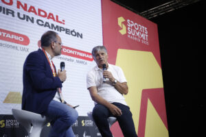 Toni Nadal (d), exentrenador de Rafa Nadal, interviene en la mesa "El Método Nadal: Cómo Construir un Campeón" durante la jornada inaugural del "Sports Summit Madrid 2025" que se celebra en las instalaciones de IFEMA, en Madrid. A su lado, el moderador Emilio Contreras, de Marca, EFE/David Fernández