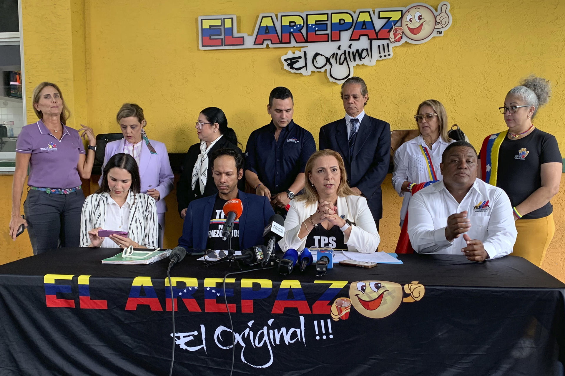 Desde la izquierda, la activista de la Fundación Guardianes de los Derechos Humanos, Zarai Maza; el jefe ejecutivo de Activistas Voz y Expresión (AMAVEX), Juan J Correa-Villalonga; el presidente de Venezolanos Perseguidos Políticos en el Exilio (VEPPEX), José A. Colina, y la presidenta de AMAVEX, Helene Villalonga hablan en una rueda de prensa este miércoles, en Miami (Estados Unidos). EFE/Hugo Barcia