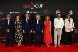 (i-d) El presidente en Real Federación de Fútbol de Madrid, Paco Díez; la alcaldesa de Alcalá de Henares, Judith Piquet; el consejero de Cultura, Turismo y Deportes de la Comunidad de Madrid, Luis Martín; el presidente del Atlético de Madrid, Enrique Cerezo, y la concejala de Turismo del Ayuntamiento de Madrid, Almudena Maillo, entre otros, asisten este lunes, a la fiesta de celebración del V aniversario de MadCup Madrid, en el Riyadh Air Metropolitano de Madrid. EFE/ Rodrigo Jiménez
