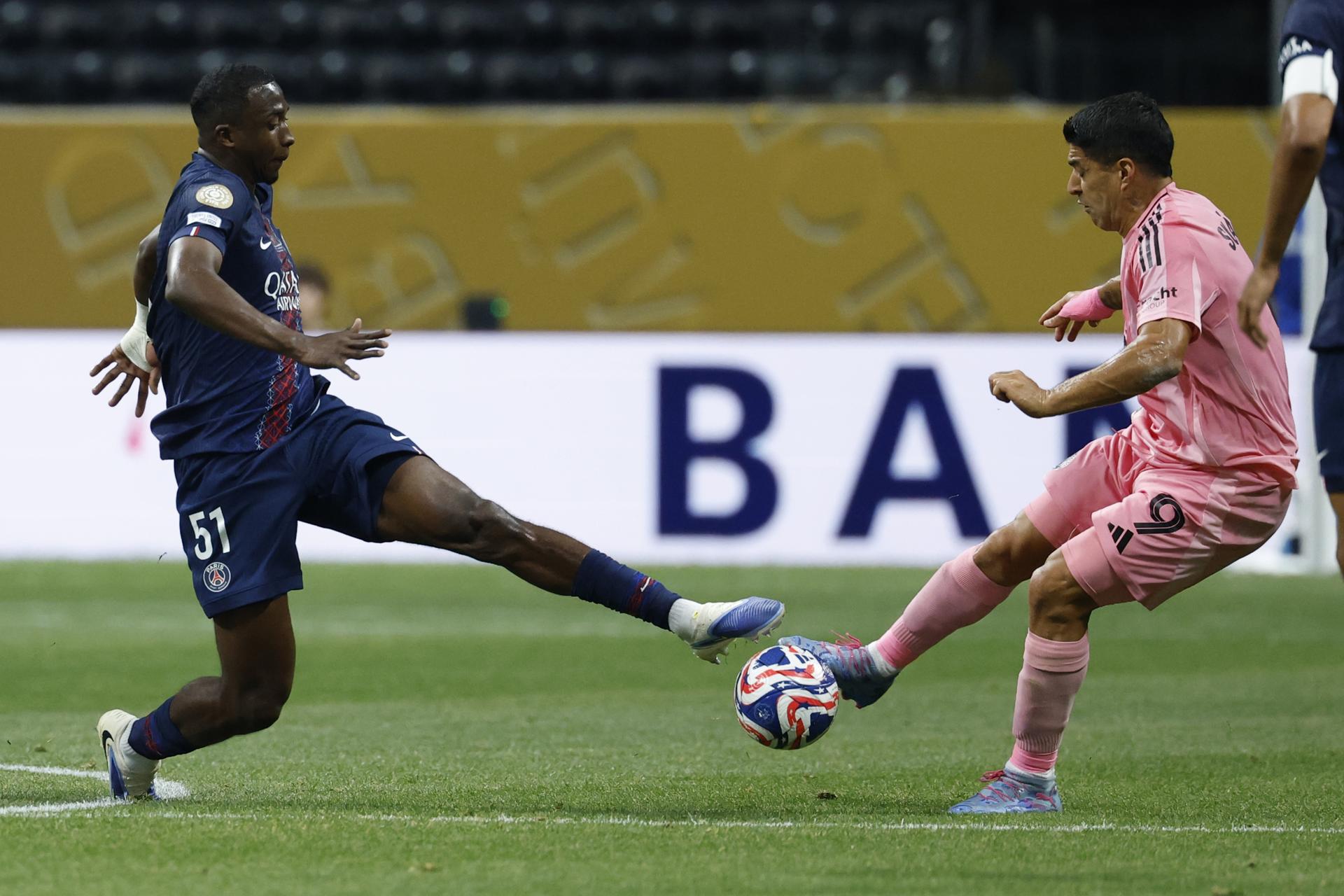 El ecuatoriano Willian Pacho del Paris Saint-Germain disputa un balón con Luis Suarez del Inter Miami (d). EFE/ERIK S. LESSER