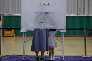 Una mujer junto a una niña en un centro de votación en Seúl, Corea del Sur, 3 de junio de 2025. EFE/EPA/ANDRES MARTINEZ CASARES