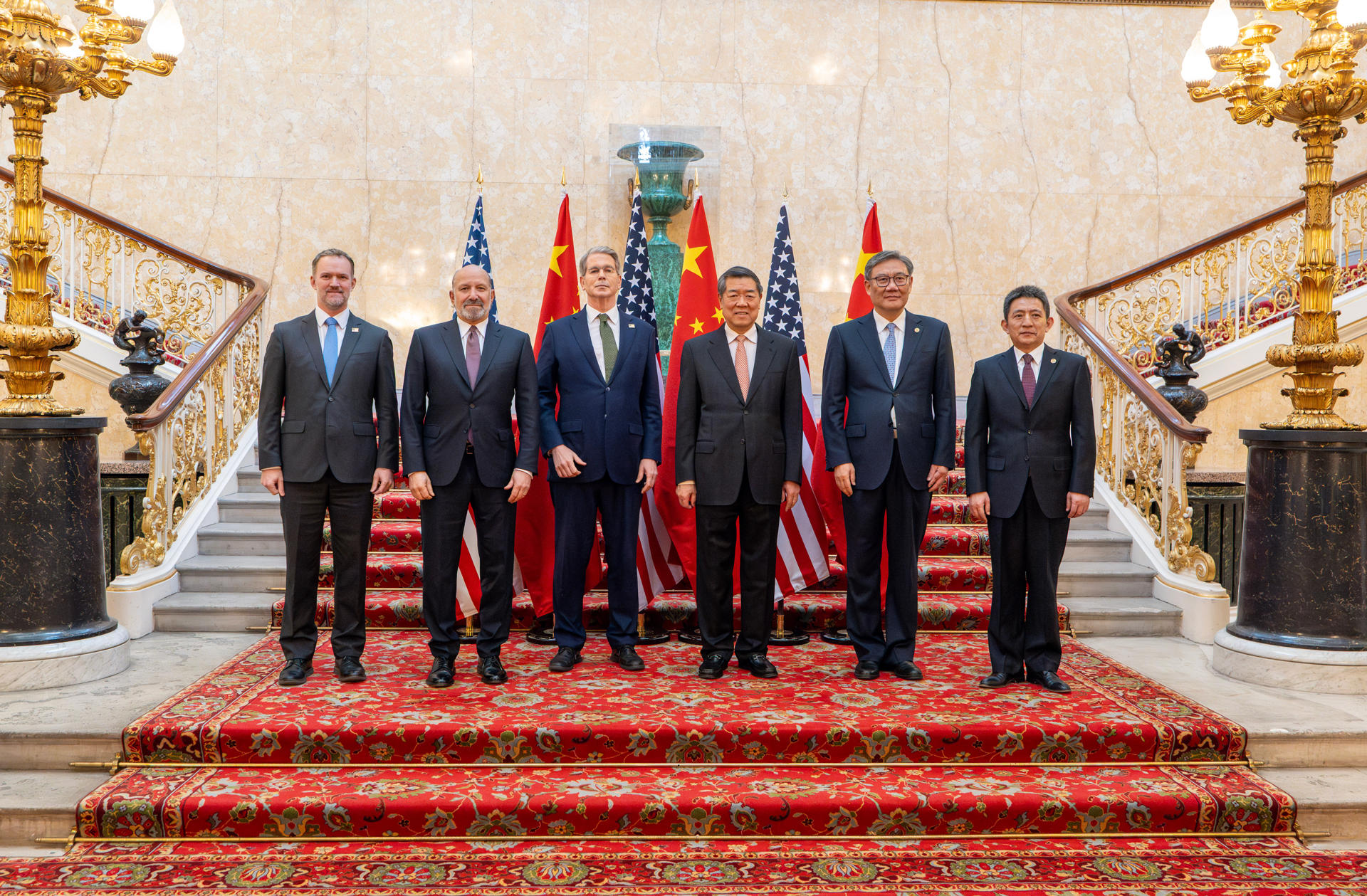 El secretario del Tesoro de EEUU, Scott Bessent (3i), y el viceprimer ministro chino, He Lifeng (3d), durante el encuentro de las delegaciones de Estados Unidos y China, que han comenzado este lunes en el palacio de Lancaster House, en el centro de Londres, su reunión bilateral para tratar de desbloquear la negociación comercial entre ambas potencias.-EFE/ Departamento del Tesoro se los Estados Unidos ***SOLO USO EDITORIAL/SOLO DISPONIBLE PARA ILUSTRAR LA NOTICIA QUE ACOMPAÑA (CRÉDITO OBLIGATORIO)***