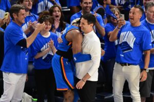 El entrenador de los Oklahoma City Thunder, Mark Daigneault (c), es abrazado tras la victoria de su equipo en las finales de la NBA, contra los Indiana Pacers en Oklahoma City, Oklahoma (EE.UU.). EFE/MANUELA SOLDI SHUTTERSTOCK OUT