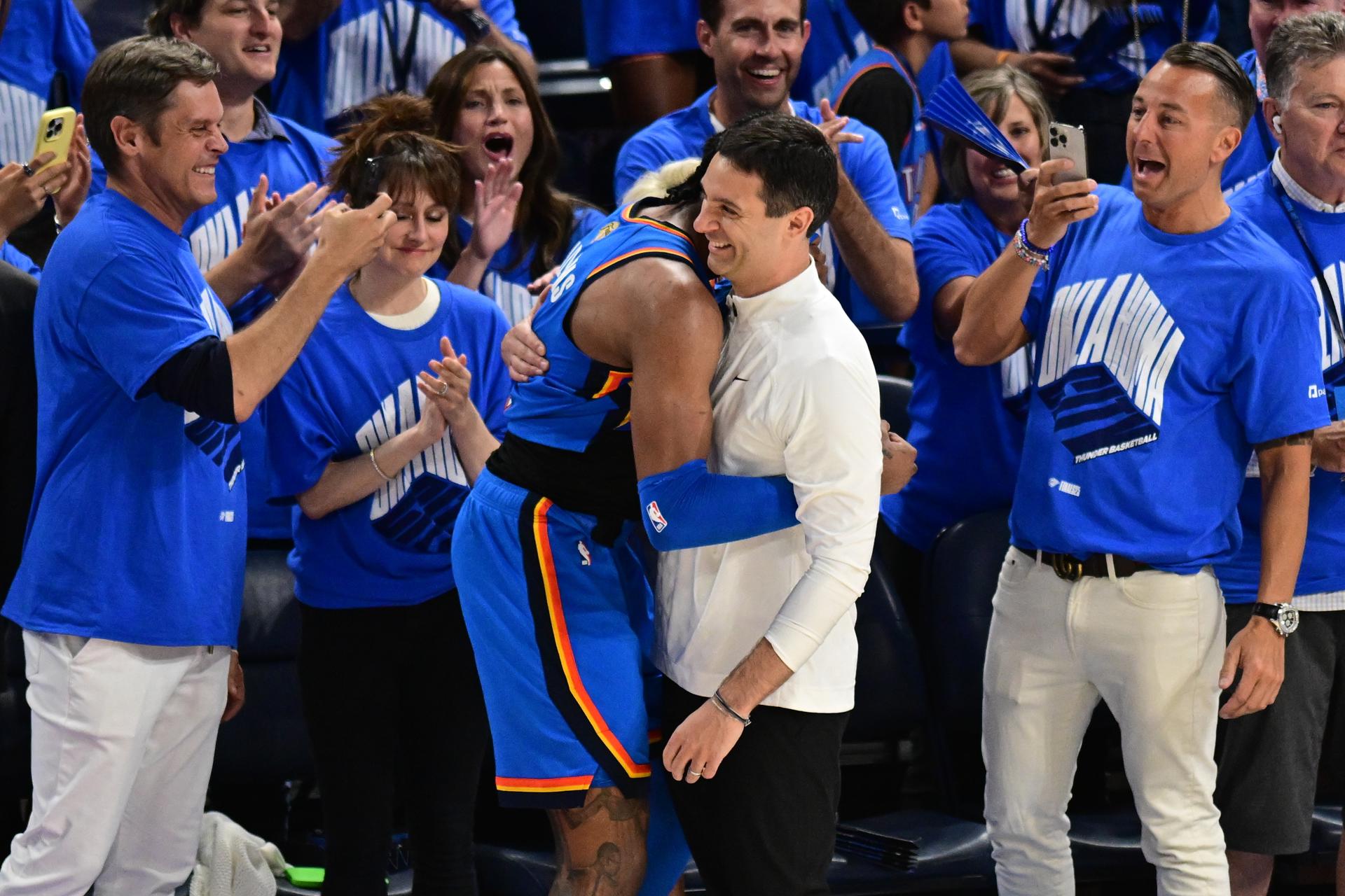 El entrenador de los Oklahoma City Thunder, Mark Daigneault (c), es abrazado tras la victoria de su equipo en las finales de la NBA, contra los Indiana Pacers en Oklahoma City, Oklahoma (EE.UU.). EFE/MANUELA SOLDI SHUTTERSTOCK OUT
