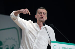 El coordinador general de IU, Antonio Maillo, interviene este sábado, en la XXV Asamblea de Izquierda Unida de Andalucía, celebrada en el Palacio de Congresos de Granada. EFE/ Pepe Torres