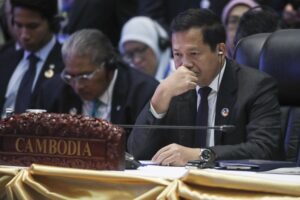 Fotografía de archivo que muestra al primer ministro de Camboya, Hun Manet (d), en la vigesimoséptima cumbre entre la Asociación de Naciones del Sudeste Asiático (ASEAN) y Japón el 10 de octubre de 2024 en Vientián, Laos. EFE/EPA/RUNGROJ YONGRIT