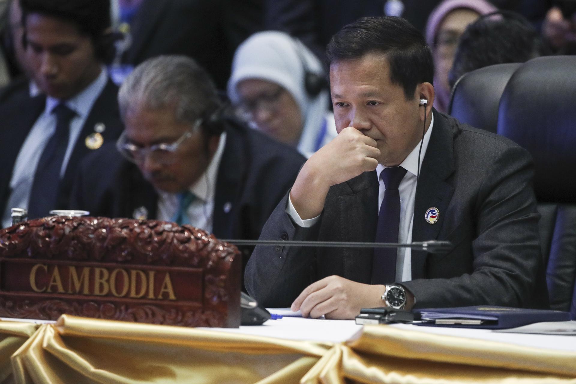 Fotografía de archivo que muestra al primer ministro de Camboya, Hun Manet (d), en la vigesimoséptima cumbre entre la Asociación de Naciones del Sudeste Asiático (ASEAN) y Japón el 10 de octubre de 2024 en Vientián, Laos. EFE/EPA/RUNGROJ YONGRIT