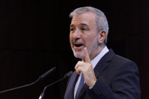 El alcalde de Barcelona, Jaume Collboni, pronuncia la conferencia 'Barcelona es capital', en la que expone las principales políticas estratégicas del Gobierno municipal, este lunes en el Museo Thyssen-Bornemisza en Madrid.- EFE/ Blanca Millez