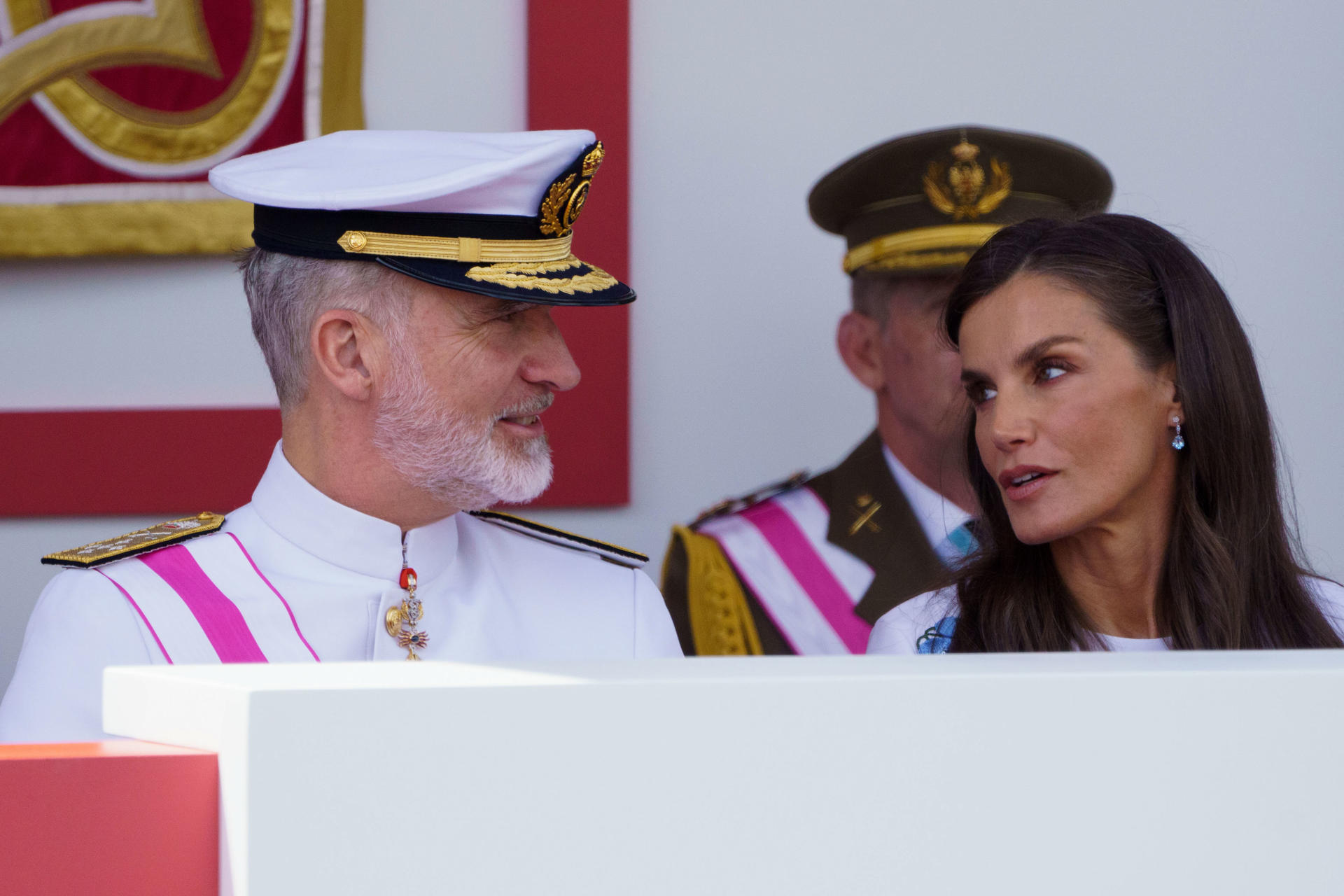 El rey Felipe VI y la reina Letizia presiden el desfile con motivo del Día de las Fuerzas Armadas 2025 en Santa Cruz de Tenerife este sábado. EFE/Ramón de la Rocha