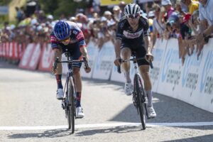 El británico Oscar Onley (Picnic PostNL) gana por delante del portugués Joao Almeida (UAE) la quinta etapa de la Vuelta a Suiza. EFE/EPA/GIAN EHRENZELLER