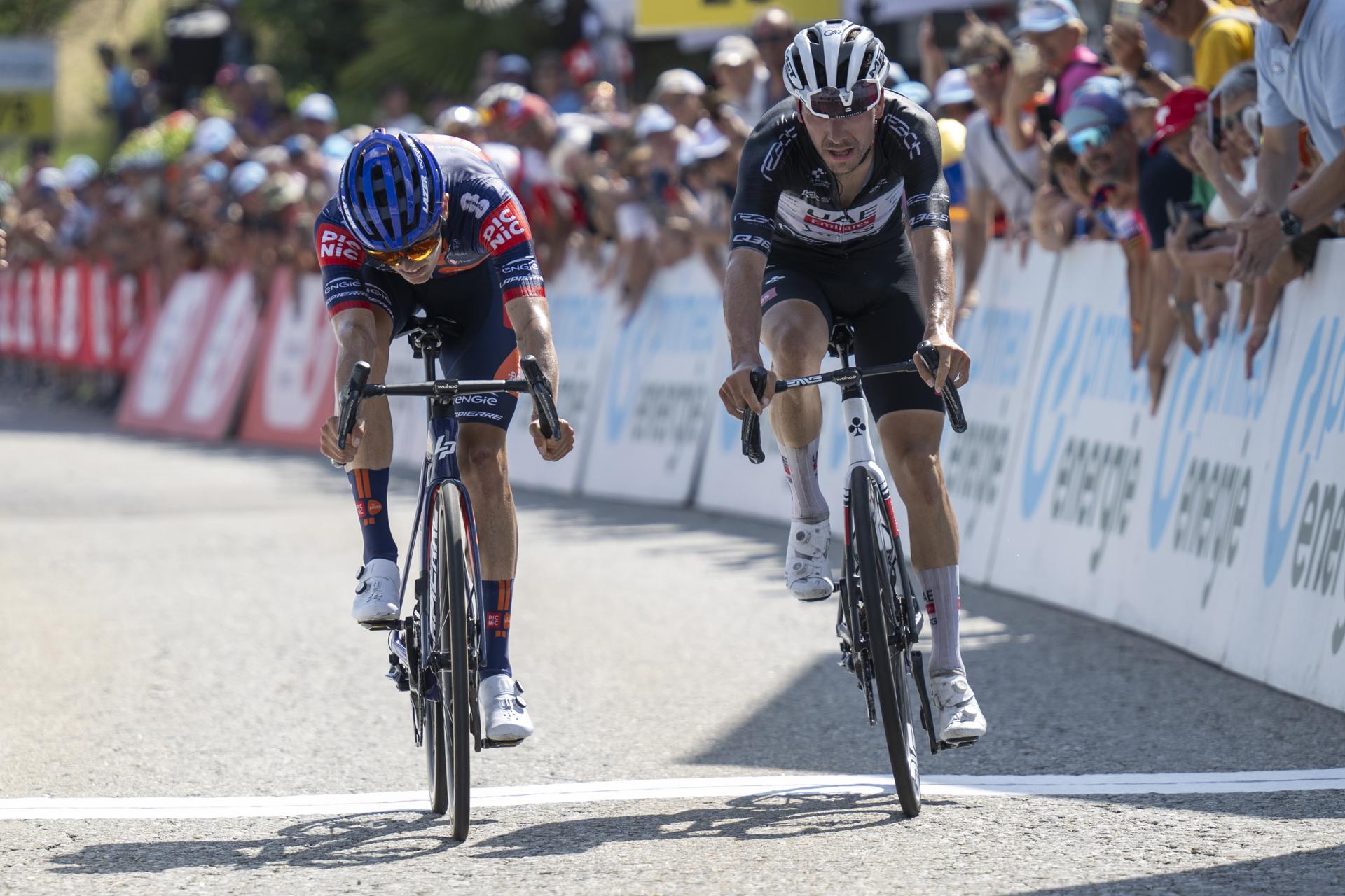 El británico Oscar Onley (Picnic PostNL) gana por delante del portugués Joao Almeida (UAE) la quinta etapa de la Vuelta a Suiza. EFE/EPA/GIAN EHRENZELLER