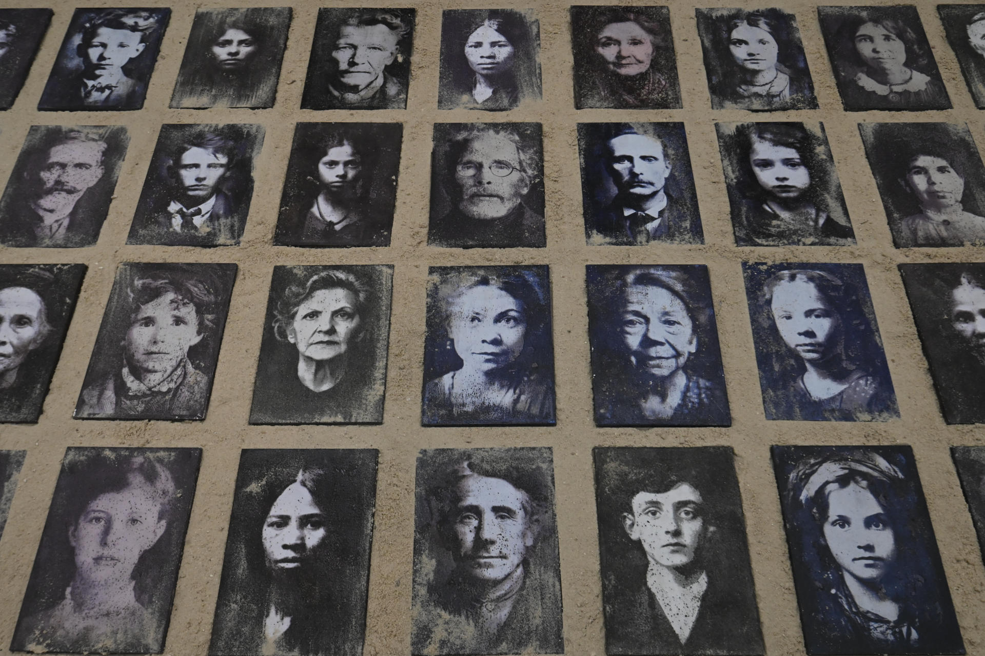 Fotografía del 27 de mayo de 2025 de la muestra fotográfica 'Desembarco' en el Museo de las Migraciones (MuMi), en Montevideo (Uruguay). EFE/ Federico Gutiérrez
