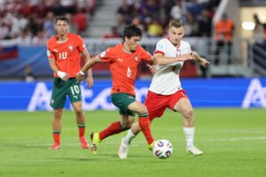 El polaco Mateusz Legowski (d) y el portugués Diogo Nascimento durante el partido del europeo sub 21 que han jugado Portugal y Polonia enTrencin, Eslovaquia. EFE/EPA/Grzegorz Momot