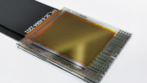 Uno de los dos prototipos de sensores basados en perovskita que los investigadores han utilizado para demostrar que la tecnología puede miniaturizarse con éxito. Crédito: Empa / ETH Zurich /SOLO USO EDITORIAL