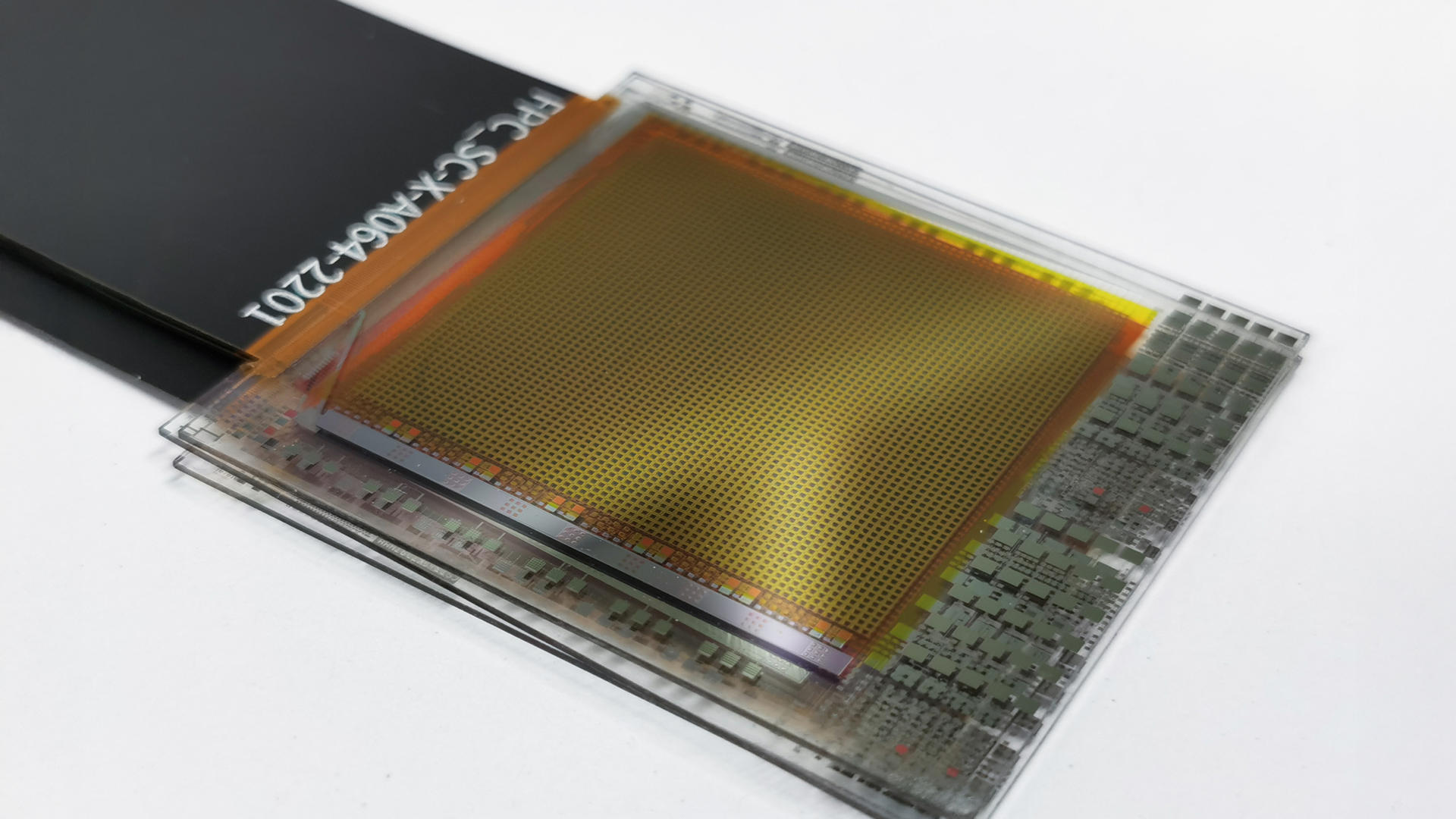 Uno de los dos prototipos de sensores basados en perovskita que los investigadores han utilizado para demostrar que la tecnología puede miniaturizarse con éxito. Crédito: Empa / ETH Zurich /SOLO USO EDITORIAL