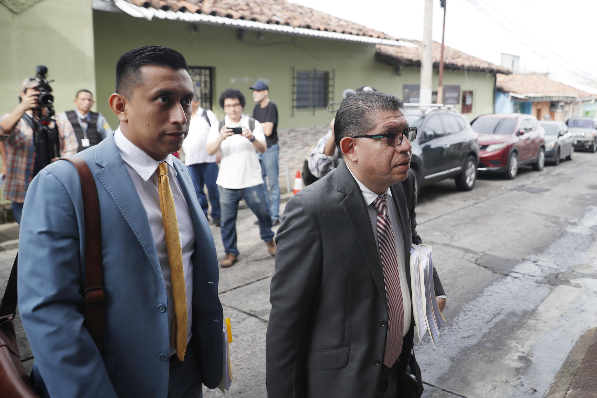 Los abogados Nelson Huezo (i) y Pedro Cruz (d) llegan al juicio por el crimen de varios periodistas holandeses, en Chalatenango (El Salvador). EFE/ Rodrigo Sura
