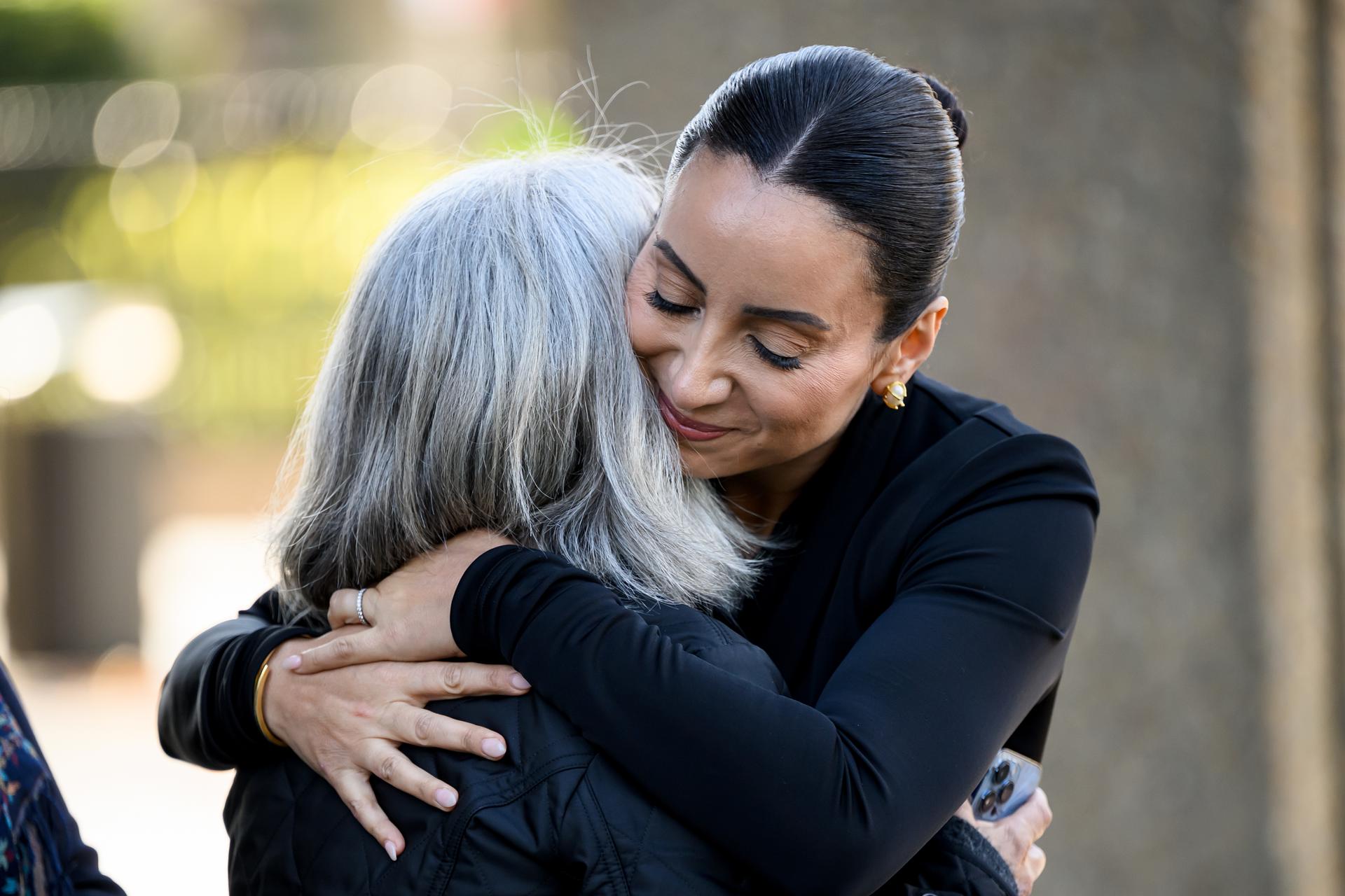 SÍDNEY (Australia), 25/06/2025.- Antoinette Lattouf (der.) abraza a un partidario a las afueras de la Corte Federal de Australia, en Sídney, que dictó que la periodista debe ser indemnizada con 70.000 dólares australianos (unos 39.000 euros) después de que la cadena estatal ABC la despidiera ilegalmente por su opinión política sobre la guerra de Gaza. EFE/EPA/BIANCA DE MARCHI AUSTRALIA AND NEW ZEALAND OUT