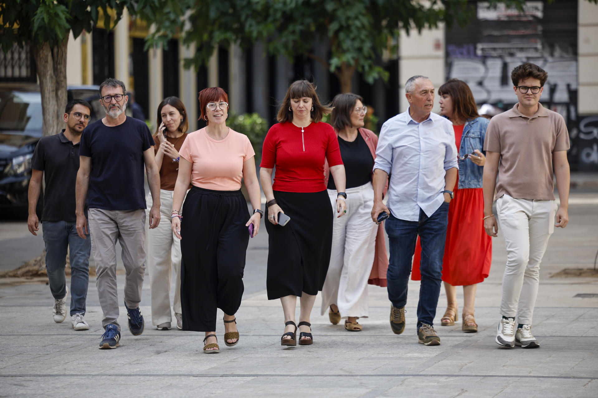 La ejecutiva de Més, liderada por los diputados, Águeda Micó (3ª i) y Joan Baldoví (3º d), a su llegada a la comisión ejecutiva de Compromís que se reúne para adoptar una decisión sobre la relación con Sumar, tras la división de los partidos que forman la coalición valenciana, ya que Més ha abogado por abandonar el grupo parlamentario en el Congreso e Iniciativa por seguir formando parte de él. EFE/Biel Aliño
