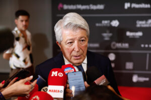 El presidente del Atlético de Madrid, Enrique Cerezo, a su llegada a la fiesta de celebración del V aniversario de MadCup Madrid, en el Riyadh Air Metropolitano de Madrid. EFE/ Rodrigo Jiménez