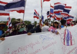 Fotografía de archivo, tomada el 24/06/2025, que muestra a tailandeses durante una protesta contra la primera ministra, Paetongtarn Shinawatra. EFE/EPA/NARONG SANGNAK