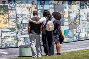 Personas visitan el monumento conmemorativo provisional Pulse en el sitio del tiroteo en el club nocturno Pulse de 2016 en Orlando, Florida, EE. UU. EFE/CRISTOBAL HERRERA-ULASHKEVICH
//////////
ORLANDO (United States), 12/06/2025.- People visit the Pulse Interim Memorial at the site of the 2016 Pulse nightclub shooting in Orlando, Florida, USA, 12 June 2025. The city of Orlando, which now owns the site, is providing private, guided tours through the Nightclub Pulse building for family members and survivors. The city plans to demolish most of the club to make way for a permanent memorial. On 12 June 2016, 49 people were shot and killed and 53 more wounded in a mass shooting at the gay nightclub. EFE/EPA/CRISTOBAL HERRERA-ULASHKEVICH