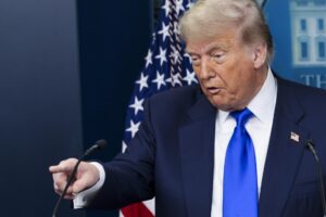 El presidente de los Estados Unidos, Donald J. Trump, responde una pregunta durante la rueda de prensa en la Casa Blanca en Washington, DC. EFE/SHAWN THEW