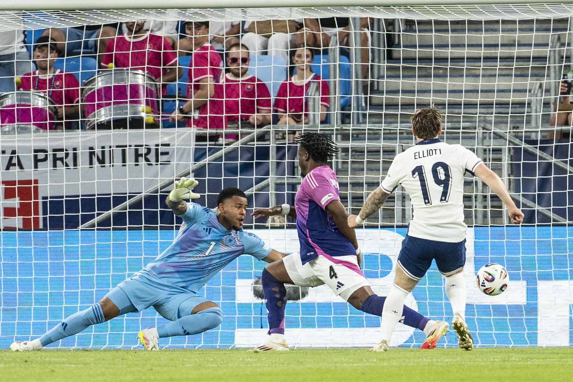 El jugador inglés Harvey Elliott (C) logra el 1-0 durante la final del Europeo sub-21 que Inglaterra y Alemania han disputado en Bratislava, Eslovaquia. EFE/EPA/JOZEF JAKUBCO