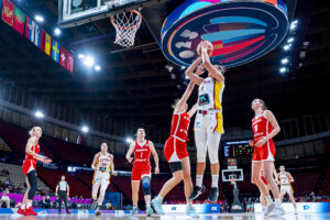 La pívot española Raquel Carrera (2d) lanza a canasta este miércoles durante el encuentro de los cuartos de final del Eurobasket Femenino, que enfrenta a España y la República Checa, en El Pireo (Grecia). EFE/ Alberto Nevado Piqueras/FEB