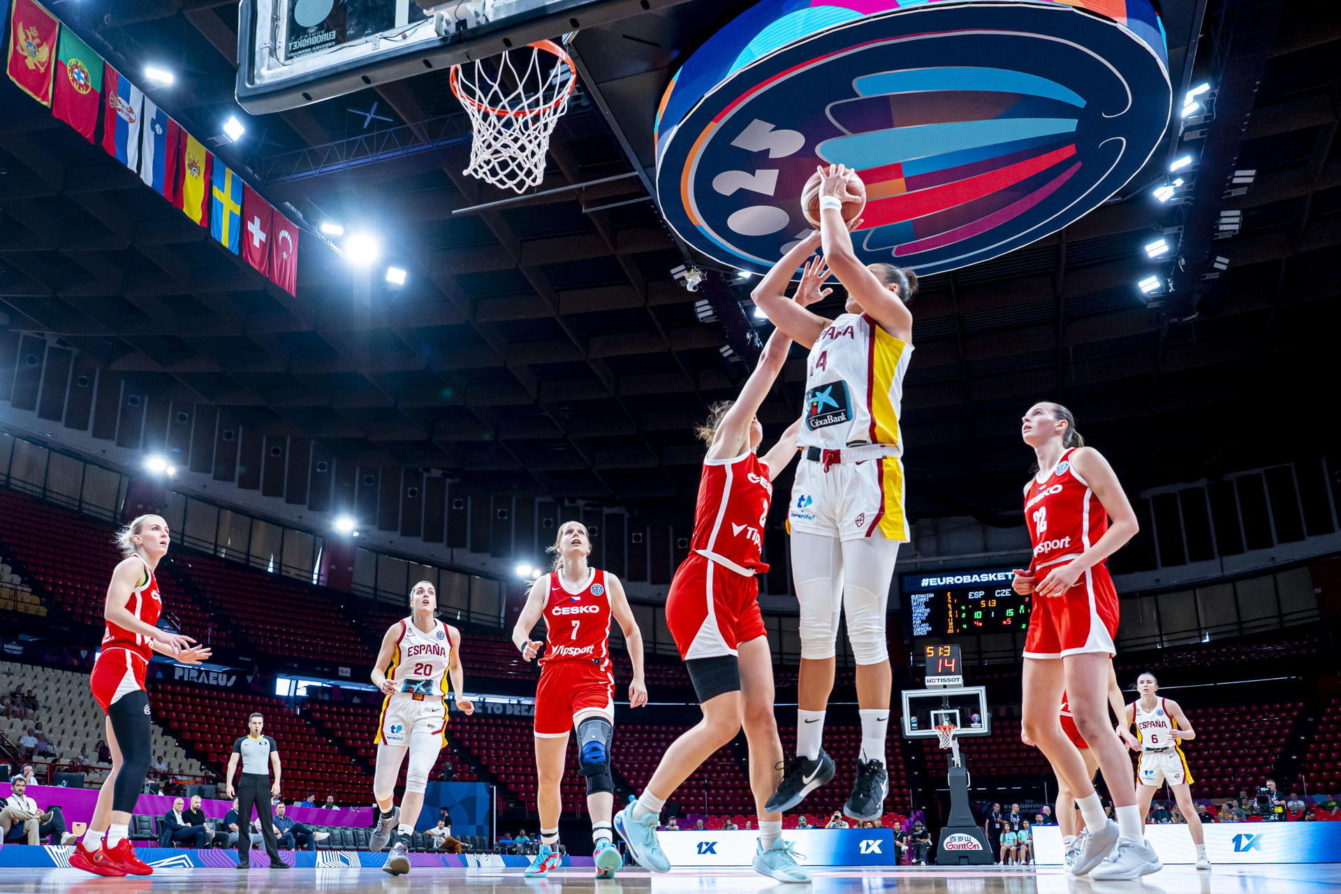 La pívot española Raquel Carrera (2d) lanza a canasta este miércoles durante el encuentro de los cuartos de final del Eurobasket Femenino, que enfrenta a España y la República Checa, en El Pireo (Grecia). EFE/ Alberto Nevado Piqueras/FEB