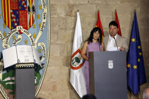 La presidenta de Navarra, María Chivite, ha elogiado a los galardonados en la nueva edición con el Premio Príncipe de Viana de la Cultura, los cineastas Raúl de la Fuente y Amaia Remírez, por su mirada "humana, empática", con narraciones y propuestas visuales que "no huyen de la realidad por cruda que sea". En su discurso en el acto, celebrado en el Castillo de Olite, la presidenta ha considerado que en ellos se encarnan valores como el trabajo técnico, su compromiso con los derechos humanos reflejado en sus obras, y el vínculo de ambos con el ámbito rural.EFE/Jesús Diges