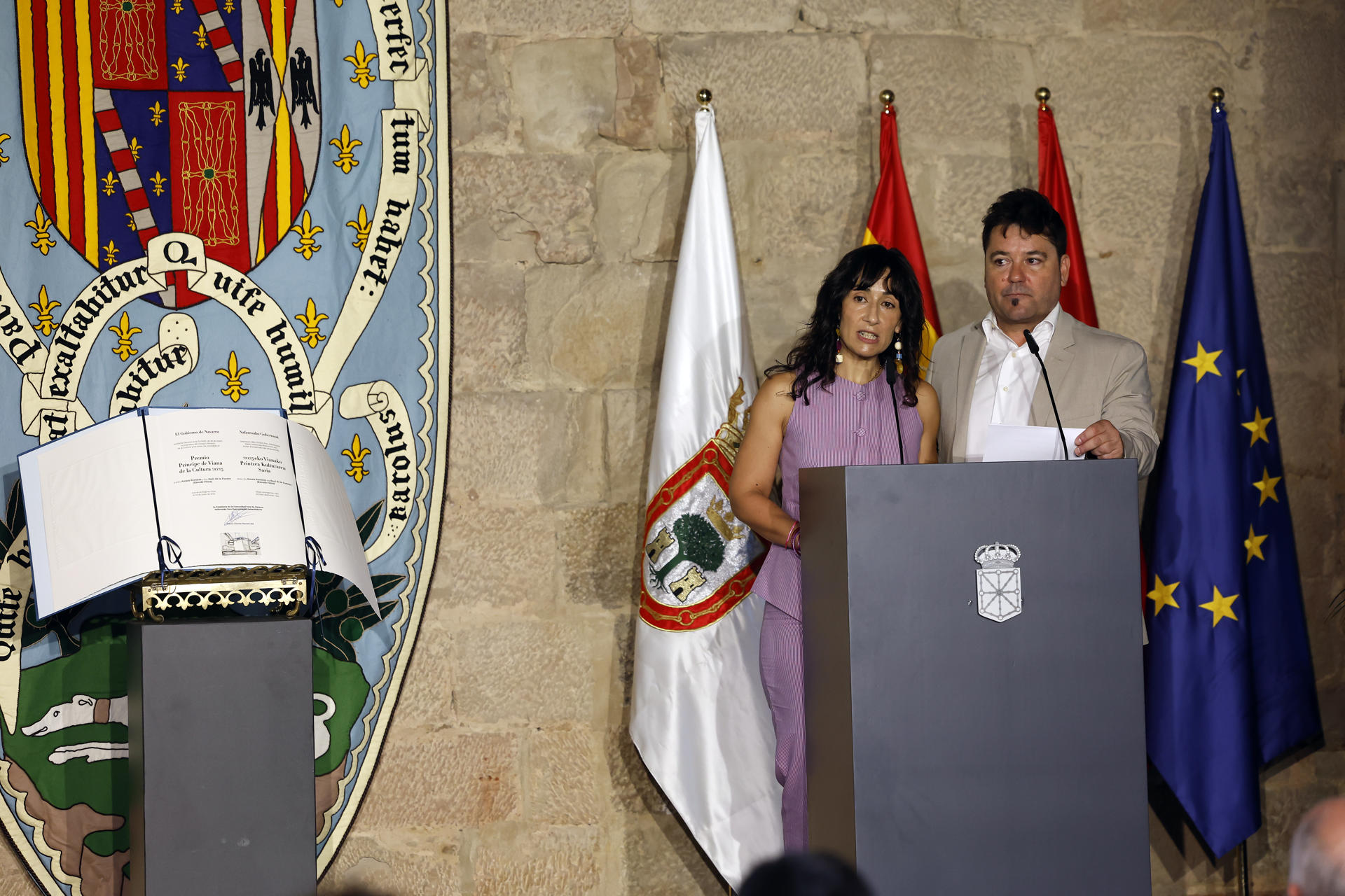 La presidenta de Navarra, María Chivite, ha elogiado a los galardonados en la nueva edición con el Premio Príncipe de Viana de la Cultura, los cineastas Raúl de la Fuente y Amaia Remírez, por su mirada "humana, empática", con narraciones y propuestas visuales que "no huyen de la realidad por cruda que sea". En su discurso en el acto, celebrado en el Castillo de Olite, la presidenta ha considerado que en ellos se encarnan valores como el trabajo técnico, su compromiso con los derechos humanos reflejado en sus obras, y el vínculo de ambos con el ámbito rural.EFE/Jesús Diges