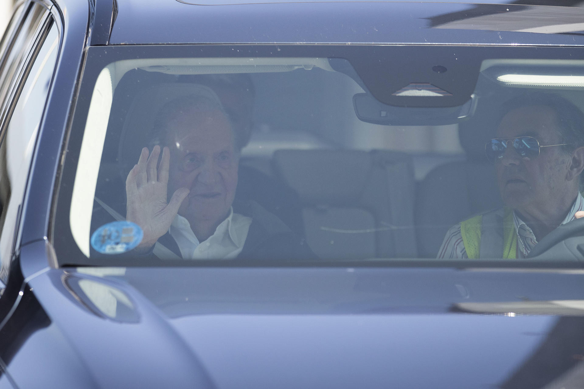 El rey Juan Carlos I tras aterrizar este lunes en el aeropuerto de Vigo, procedente de Vitoria, para disfrutar de la vela, los amigos y la cocina gallega en la localidad turística de Sanxenxo, a la que acude por tercera vez este año. EFE/ Salvador Sas