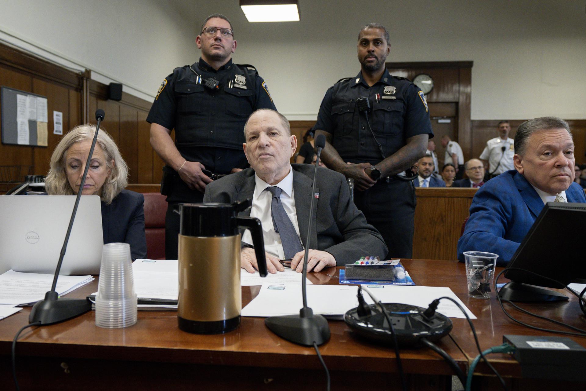 El exproductor de cine estadounidense Harvey Weinstein comparece ante el tribunal para su nuevo juicio en curso en el Tribunal Penal de Manhattan en Nueva York, EE. UU. EFE/BRENDAN MCDERMID