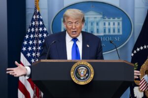 El presidente de Estados Unidos, Donald Trump, durante una rueda de prensa, este viernes, en la Casa Blanca. EFE/EPA/SHAWN THEW