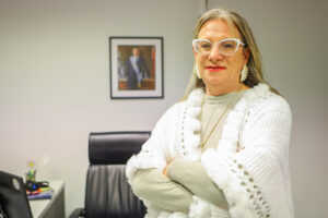 La secretaria de Derechos Humanos de la Presidencia de Uruguay, Collette Spinetti, posa durante una entrevista con EFE este martes, en su despacho en la Torre Ejecutiva en Montevideo (Uruguay). EFE/ Gaston Britos