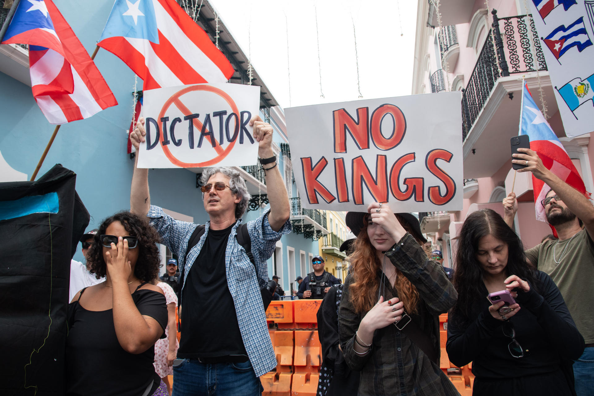 Personas participan en una manifestación en defensa de la comunidad migrante este sábado, en San Juan (Puerto Rico). EFE/ Enid M Salgado