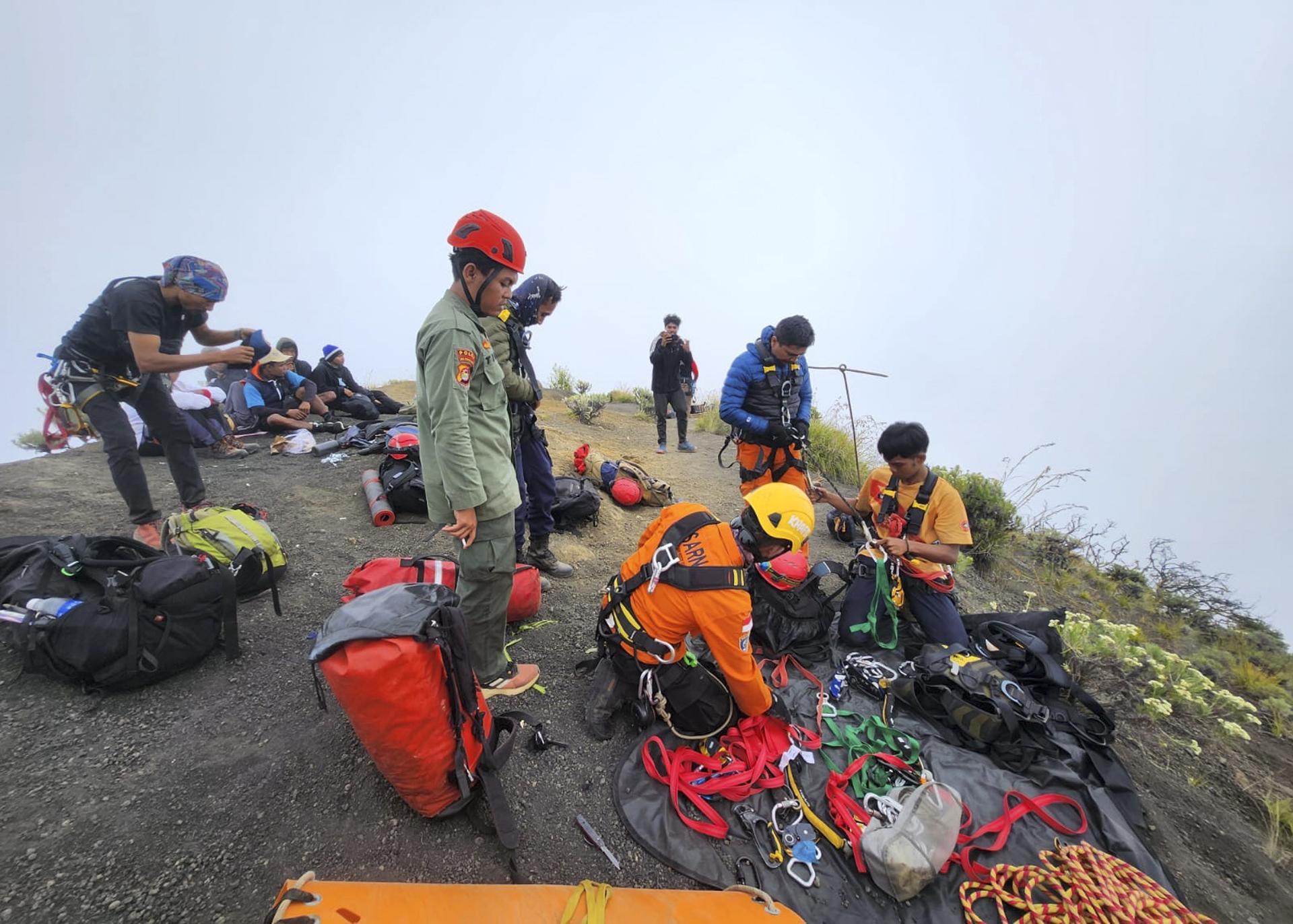 LOMBOK (Indonesia), 24/06/2025.- Fotografía del operativo de rescate en el Monte Rinjani. EFE/EPA/BASARNAS HANDOUT HANDOUT, EDITORIAL USE ONLY, NO SALES, BEST QUALITY AVAILABLEHANDOUT EDITORIAL USE ONLY/NO SALES