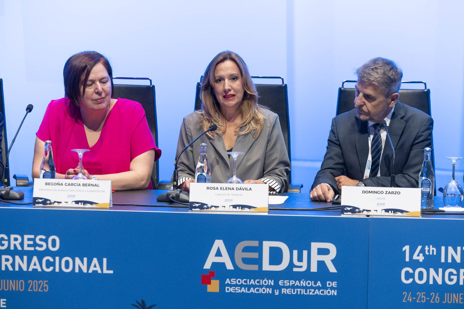 La presidenta del Cabildo, Rosa Dávila (c), el secretario de estado para la Transición Ecológica, Hugo Moran,(d), y la secretaria de Estado de Agricultura y Alimentación, Begoña Garcia Bernal (i), han inaugurado en Tenerife el decimocuarto congreso nacional de la Asociación Española de Desalación y Reutilización de aguas (AEDyR), que conmemora el 60 aniversario de la instalación en Lanzarote la primera desaladora de España. EFE/Miguel Barreto