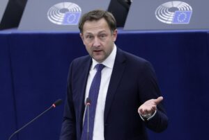 El comisario europeo de Agricultura y de Alimentación, el luxemburgués Christophe Hansen, durante un debate en el Parlamento Europeo. EFE/EPA/RONALD WITTEK