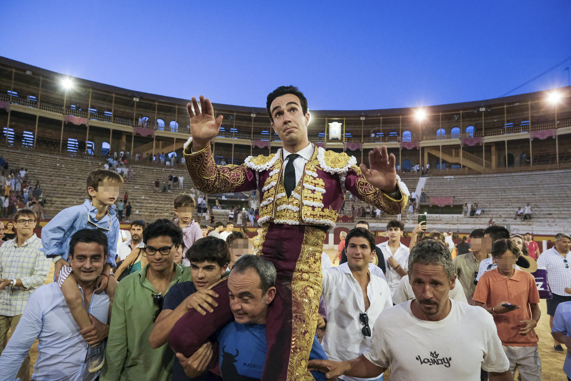 El diestro Tomás Rufo sale a hombros a la finalización de la corrida de Hogueras celebrada este martes en la plaza de toros de Alicante. EFE/ Pablo Miranzo