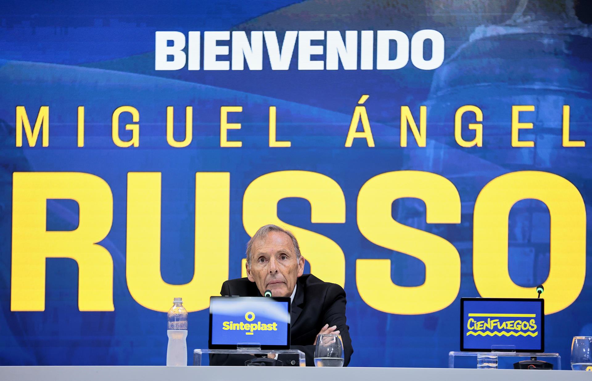 El nuevo entrenador de Boca Juniors, Miguel Ángel Russo, habla durante una rueda de prensa. EFE/Adan González
